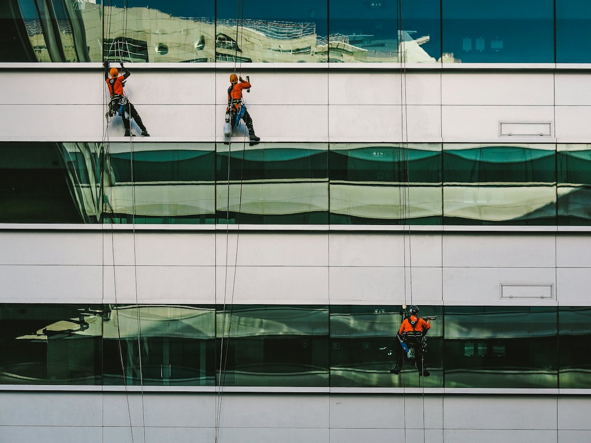 Gevelwerk: boeidelen, dakranden en groene aanslag
