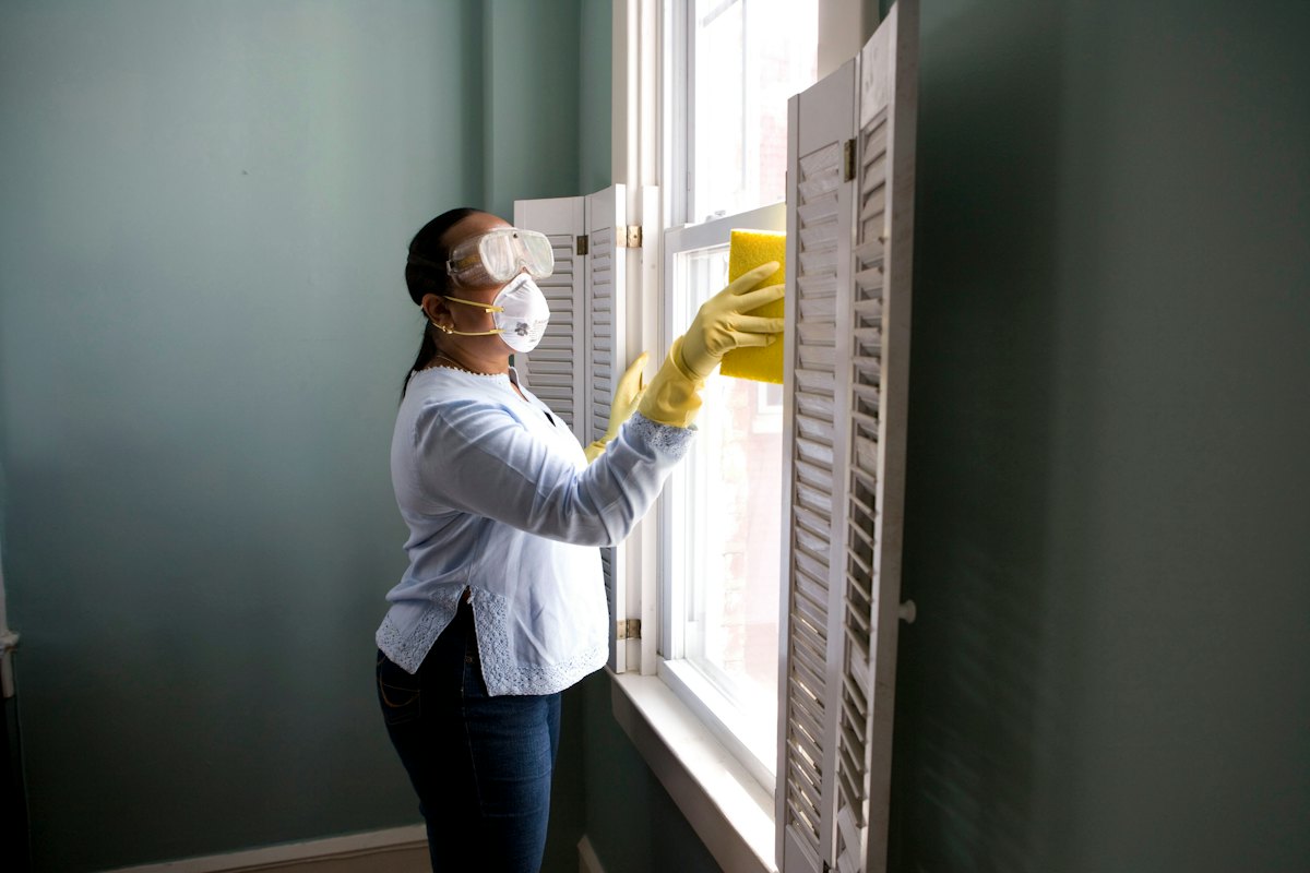 Binnenwerk: werkplekken, sanitair en aanraakvlakken